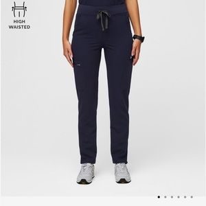 Women’s FIGS High Waisted Yola Skinny Scrub Pant in Navy. Small.
